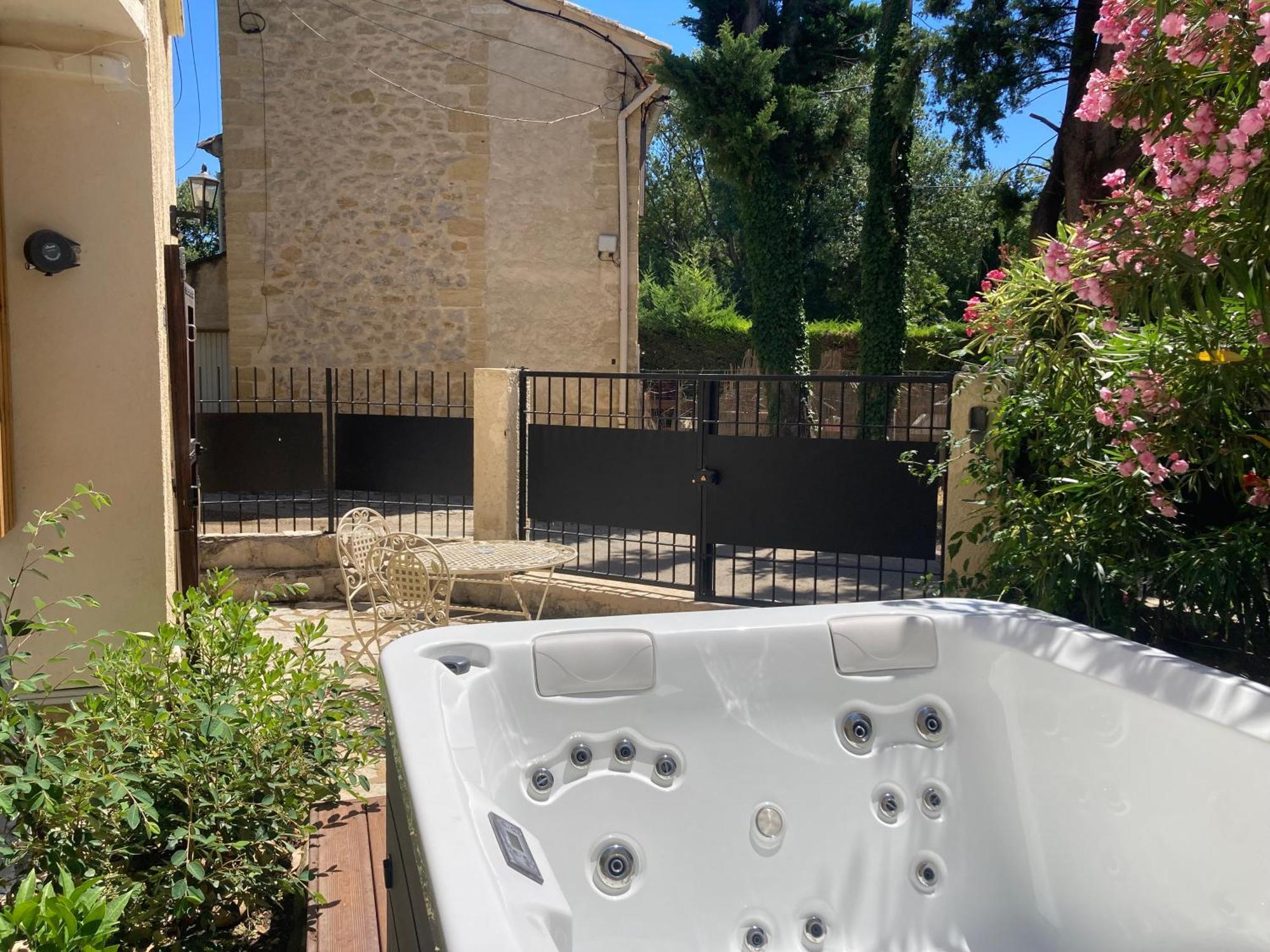 Le Studio D Aurelie Avec Spa Ete En Pleine Campagne Et Proche De Toute Commodite Roquemaure  Extérieur photo
