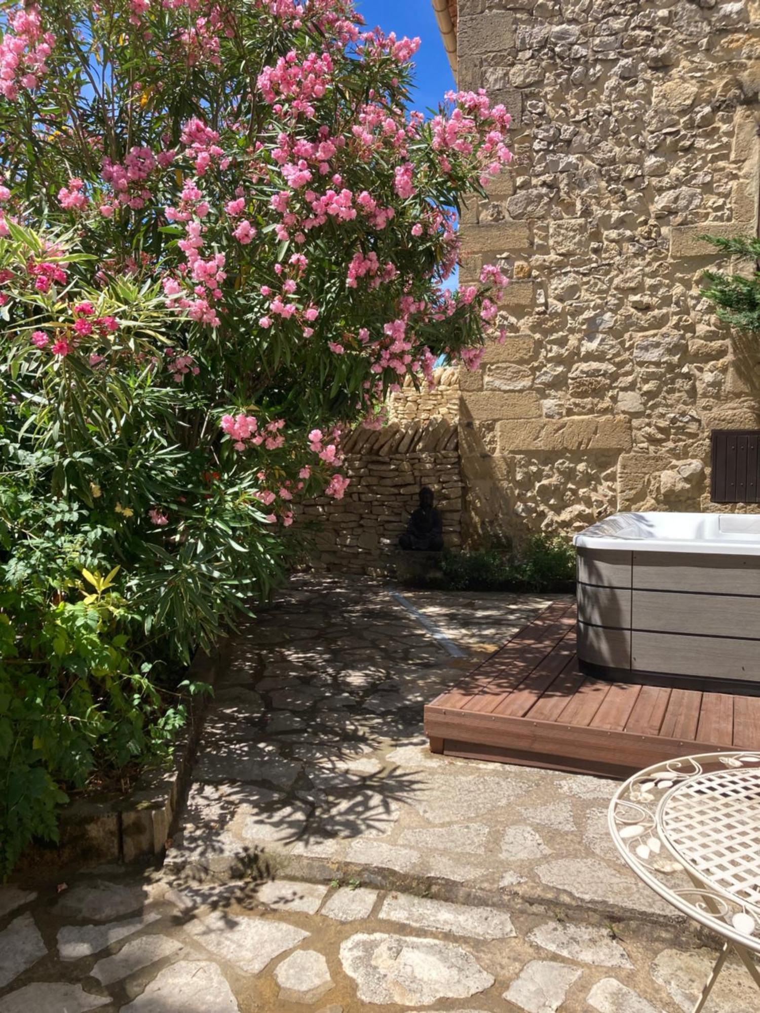 Le Studio D Aurelie Avec Spa Ete En Pleine Campagne Et Proche De Toute Commodite Roquemaure  Extérieur photo