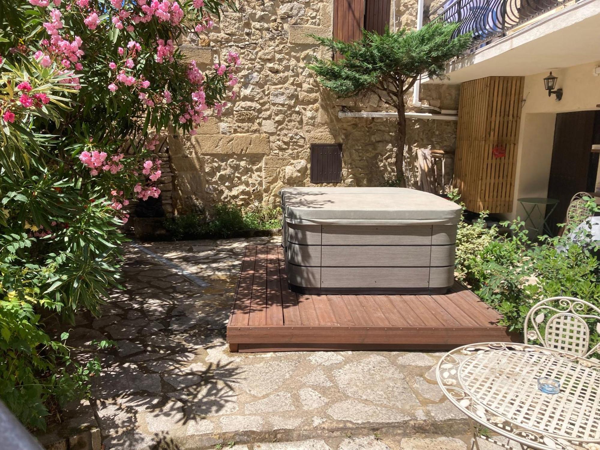 Le Studio D Aurelie Avec Spa Ete En Pleine Campagne Et Proche De Toute Commodite Roquemaure  Extérieur photo